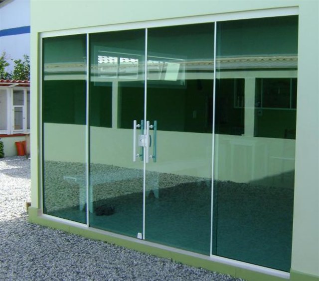 Porta de correr com trilho interrompido